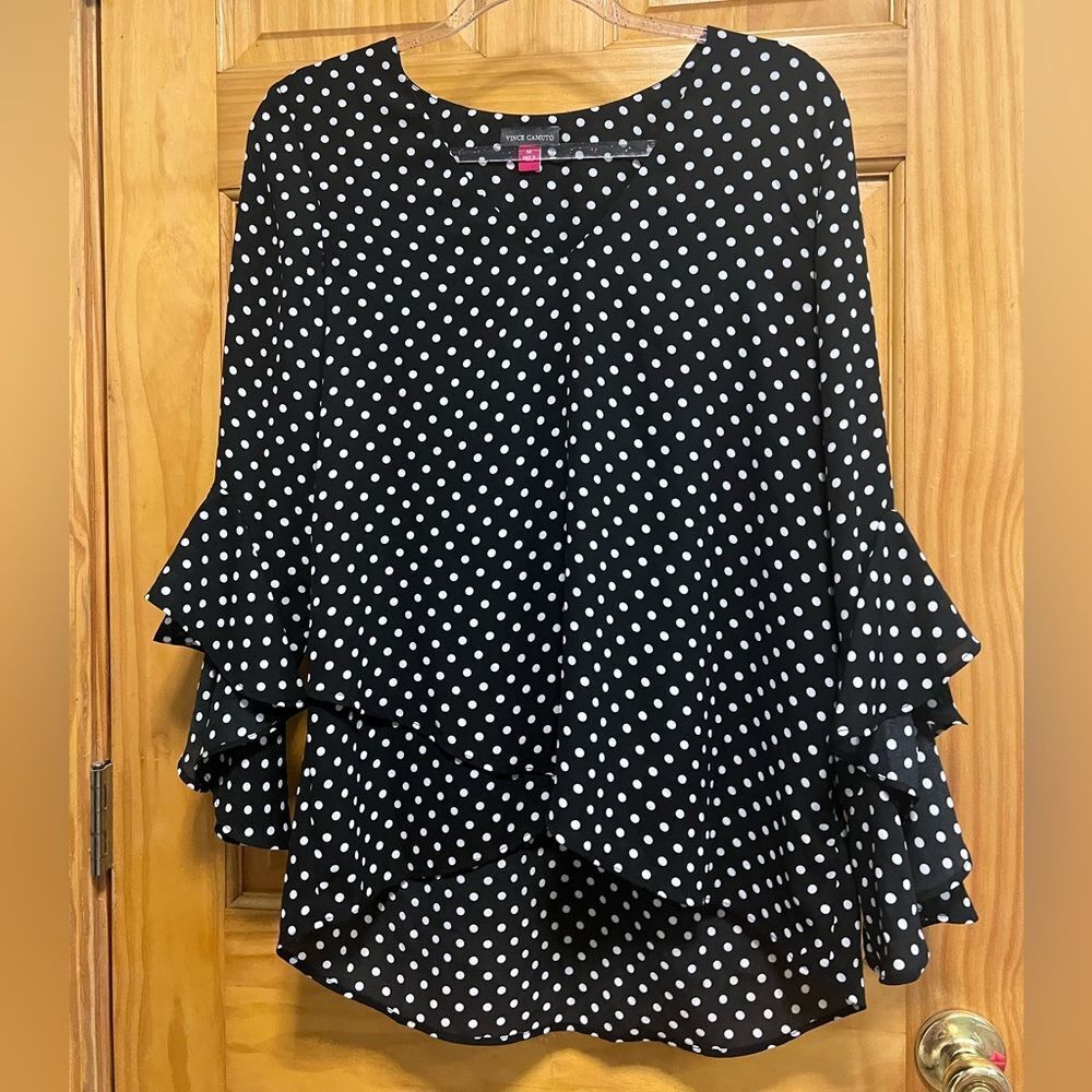 Vince Camuto size M black and white polka dot flutter sleeve blouse